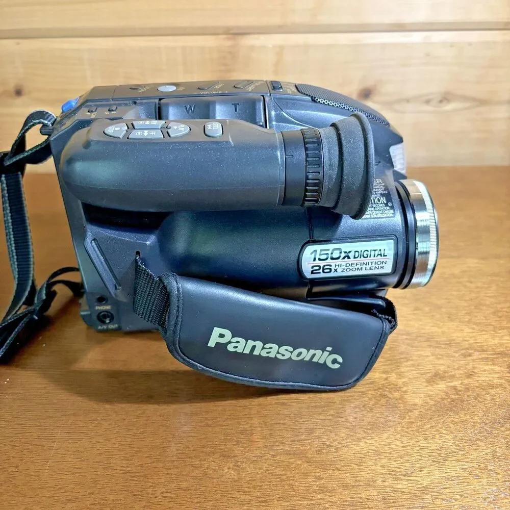 Panasonic PV-L559 VHS-C Analog Camcorder Parts Only Camera, Bag, Manuel Included